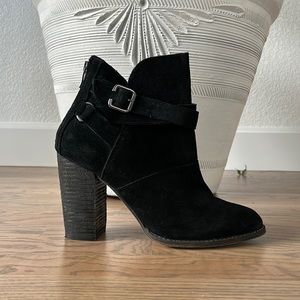 Black suede ankle boot size 9 never worn outside condition Chinese laundry